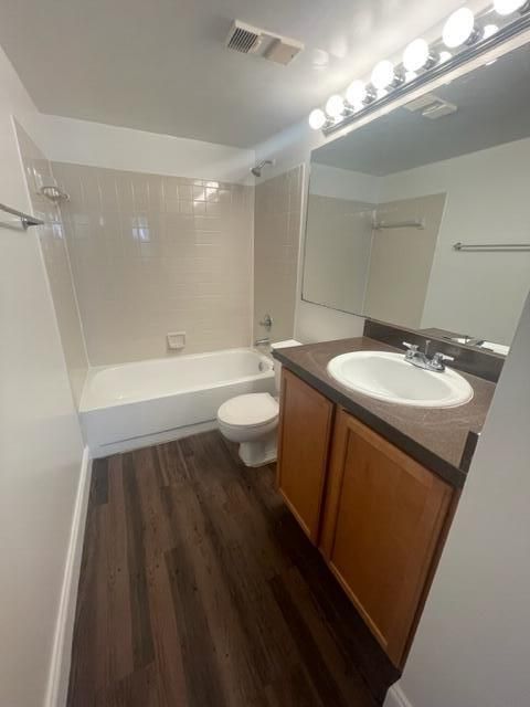 Active With Contract: $189,900 (2 beds, 2 baths, 753 Square Feet)