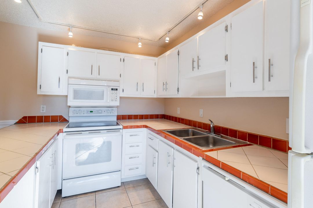 Active With Contract: $2,650 (2 beds, 2 baths, 1470 Square Feet)