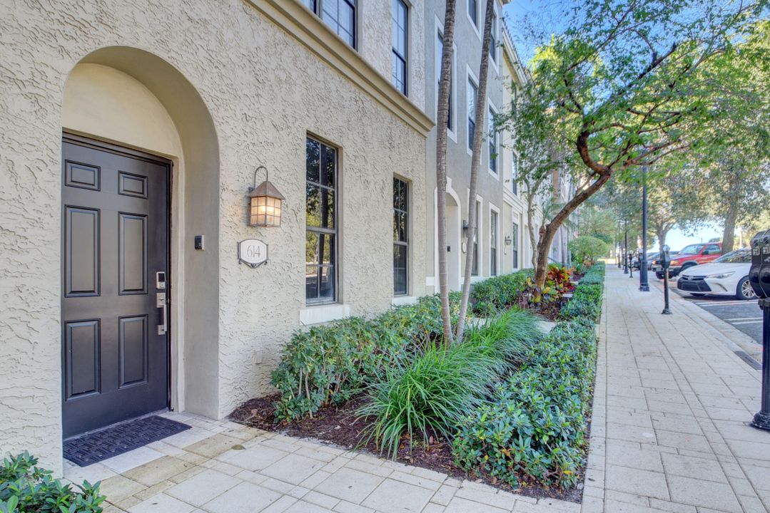Active With Contract: $975,000 (3 beds, 3 baths, 1890 Square Feet)