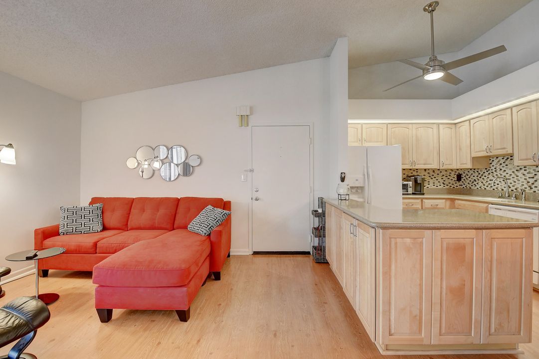 Active With Contract: $194,900 (2 beds, 2 baths, 940 Square Feet)