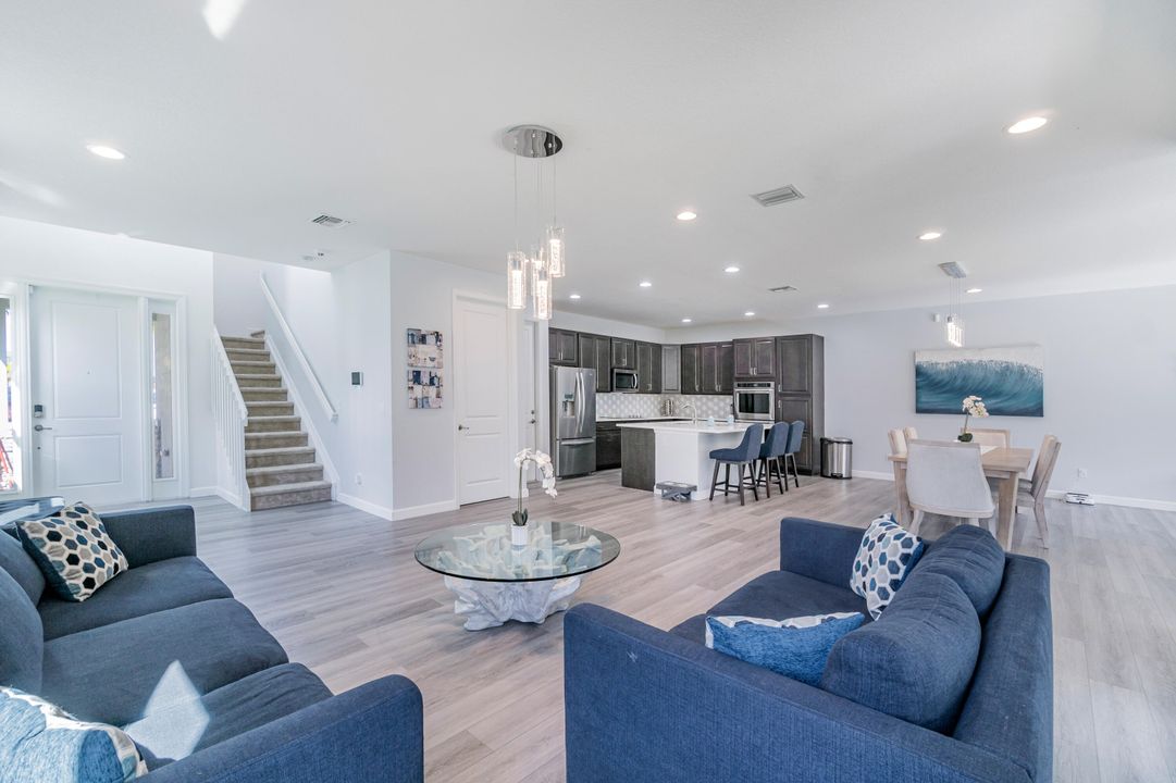 Active With Contract: $700,000 (4 beds, 3 baths, 2886 Square Feet)