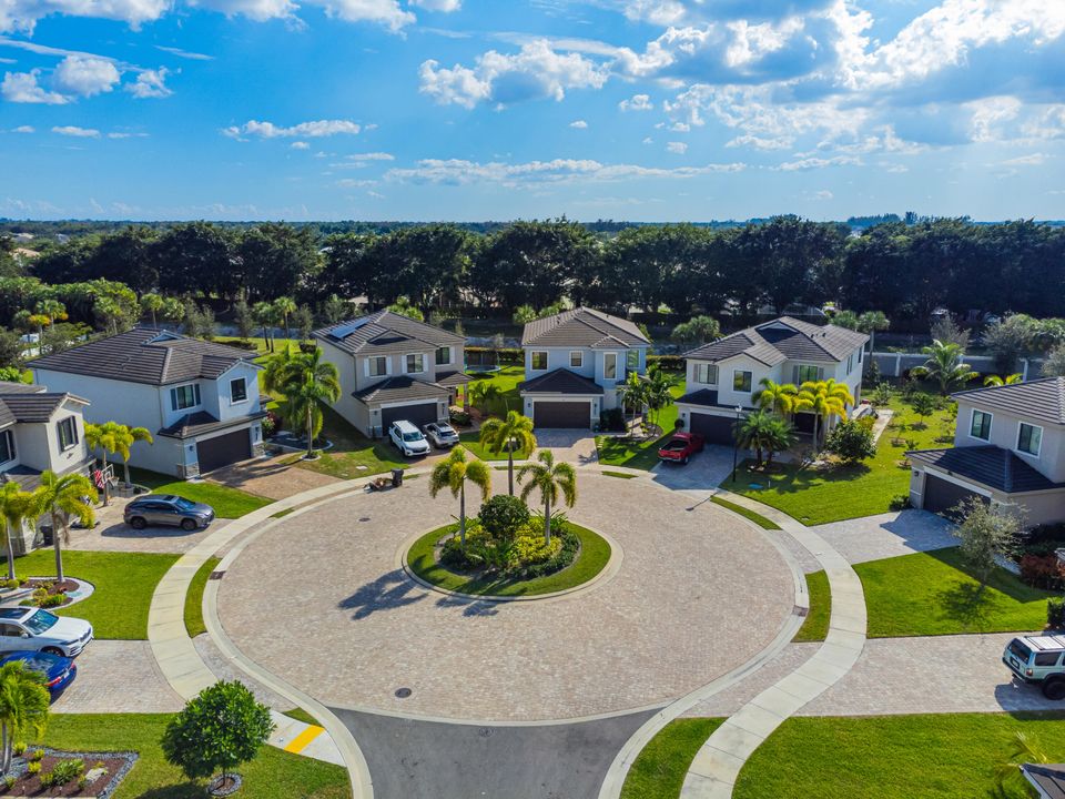 Active With Contract: $700,000 (4 beds, 3 baths, 2886 Square Feet)