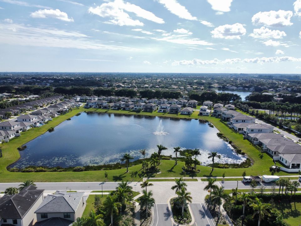 Active With Contract: $700,000 (4 beds, 3 baths, 2886 Square Feet)