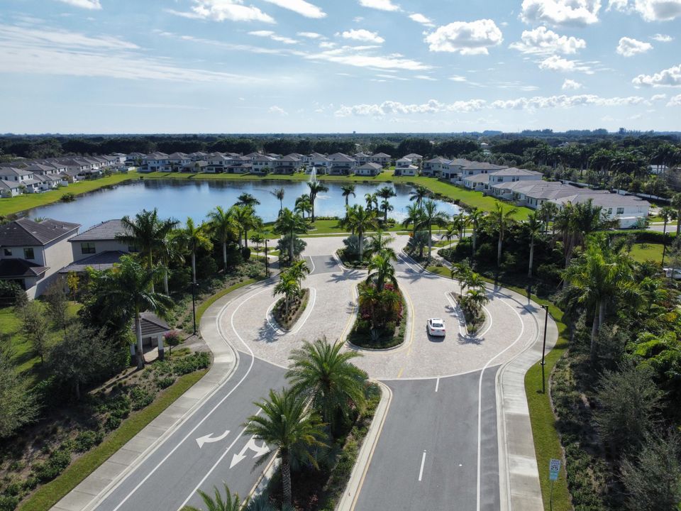 Active With Contract: $700,000 (4 beds, 3 baths, 2886 Square Feet)