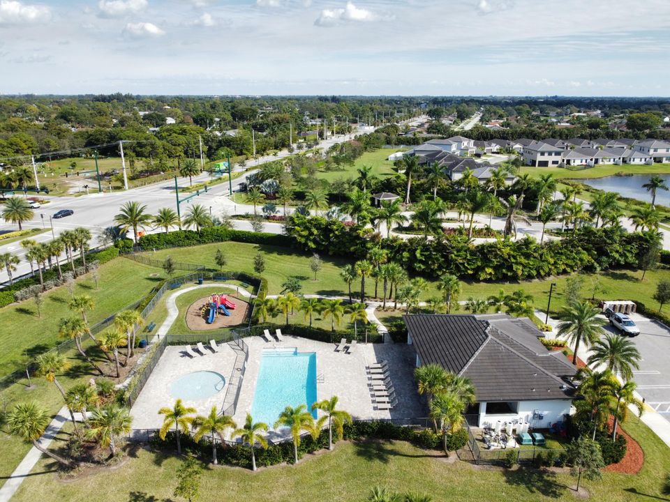 Active With Contract: $700,000 (4 beds, 3 baths, 2886 Square Feet)