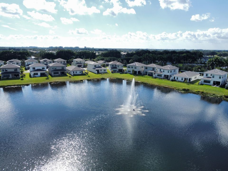 Active With Contract: $700,000 (4 beds, 3 baths, 2886 Square Feet)