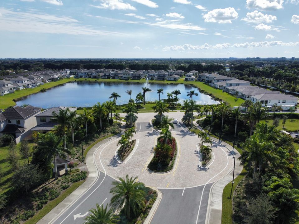 Active With Contract: $700,000 (4 beds, 3 baths, 2886 Square Feet)