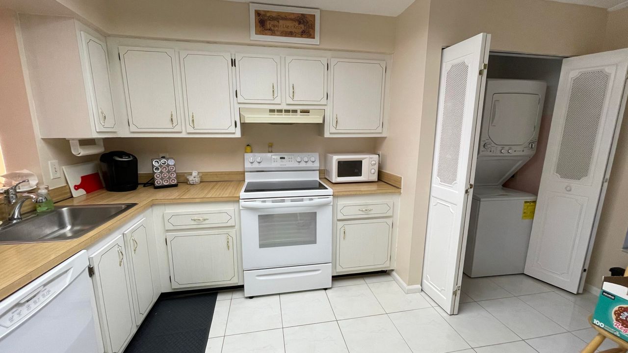 Active With Contract: $198,000 (2 beds, 2 baths, 1060 Square Feet)