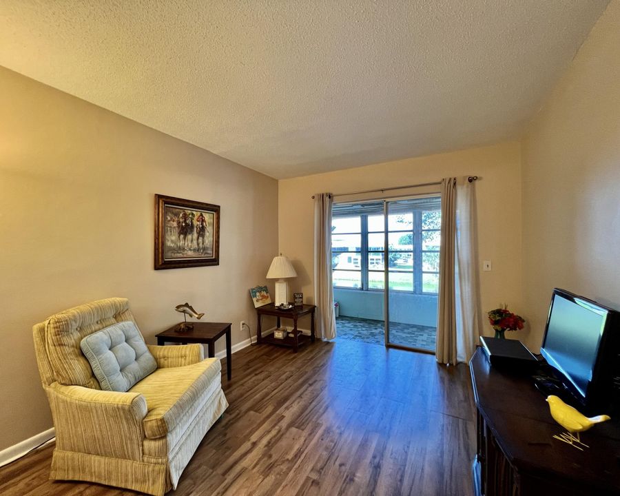 Active With Contract: $144,000 (2 beds, 1 baths, 798 Square Feet)