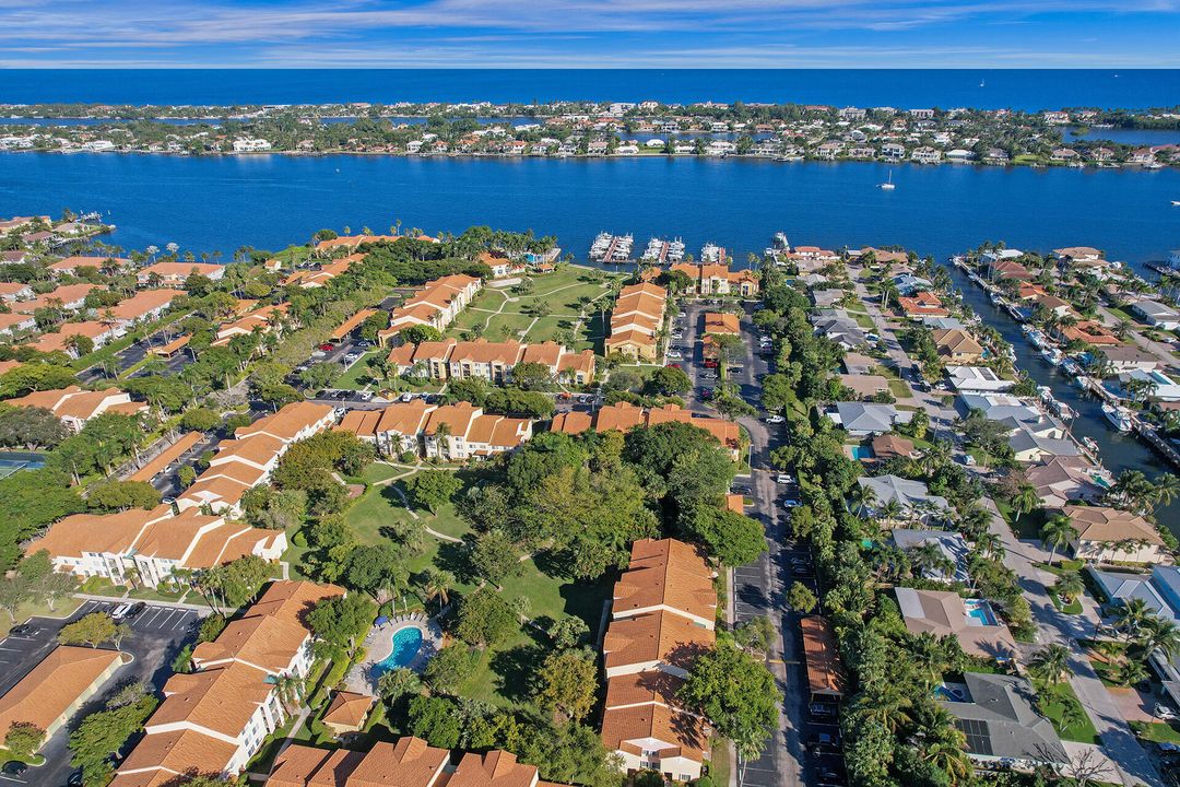 Recently Sold: $429,900 (2 beds, 2 baths, 1348 Square Feet)