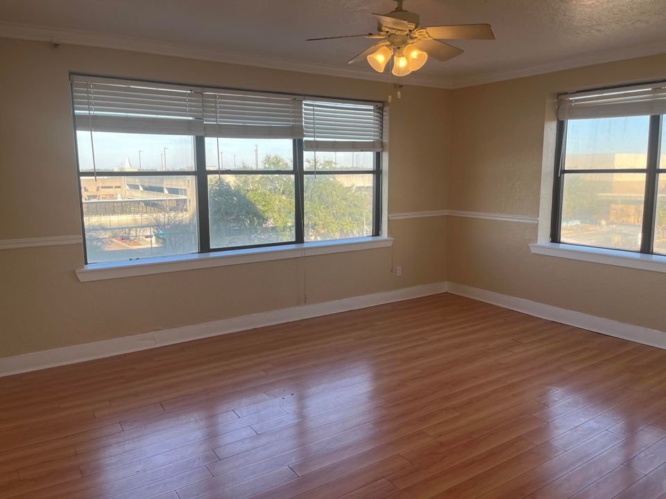 Recently Sold: $102,000 (1 beds, 1 baths, 563 Square Feet)