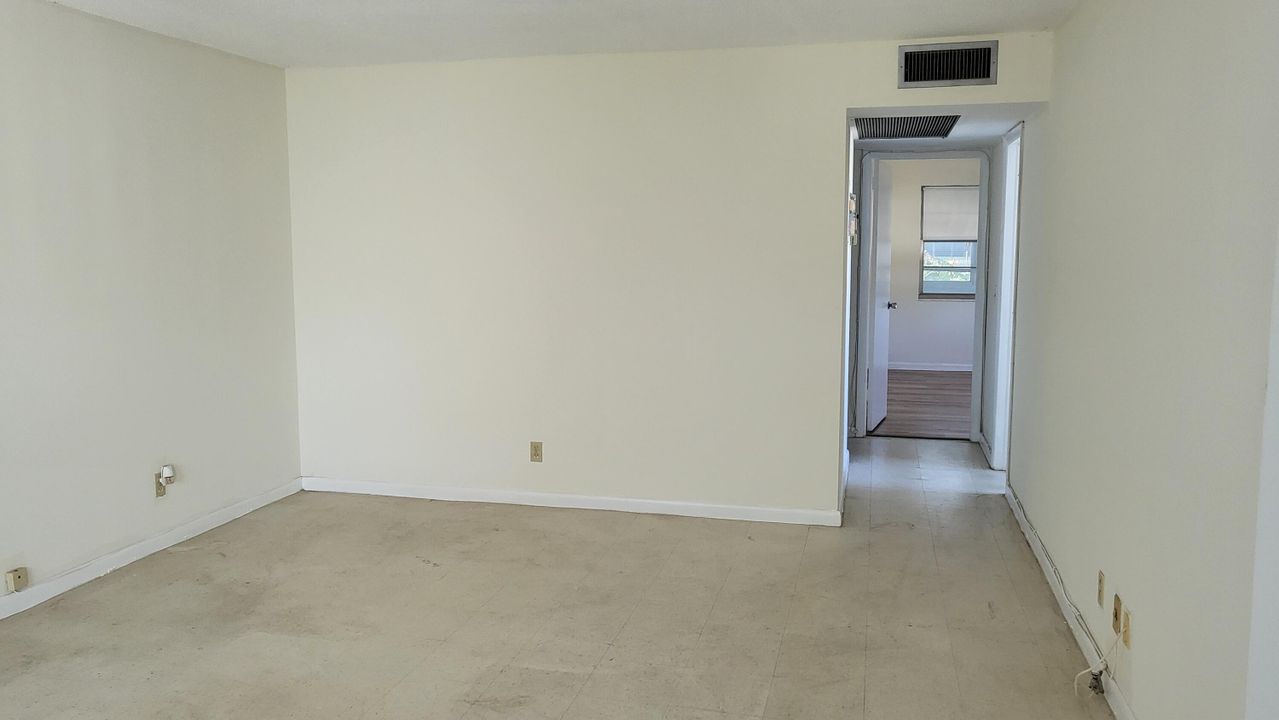 Active With Contract: $109,900 (2 beds, 1 baths, 798 Square Feet)