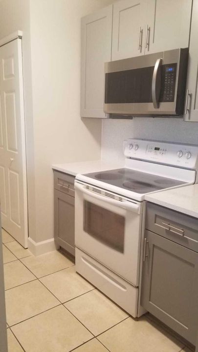Active With Contract: $1,790 (2 beds, 2 baths, 967 Square Feet)