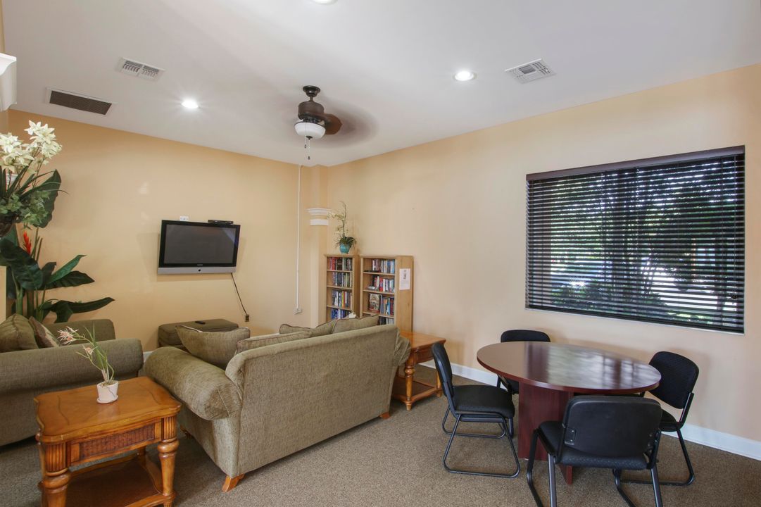 Active With Contract: $1,900 (2 beds, 2 baths, 960 Square Feet)