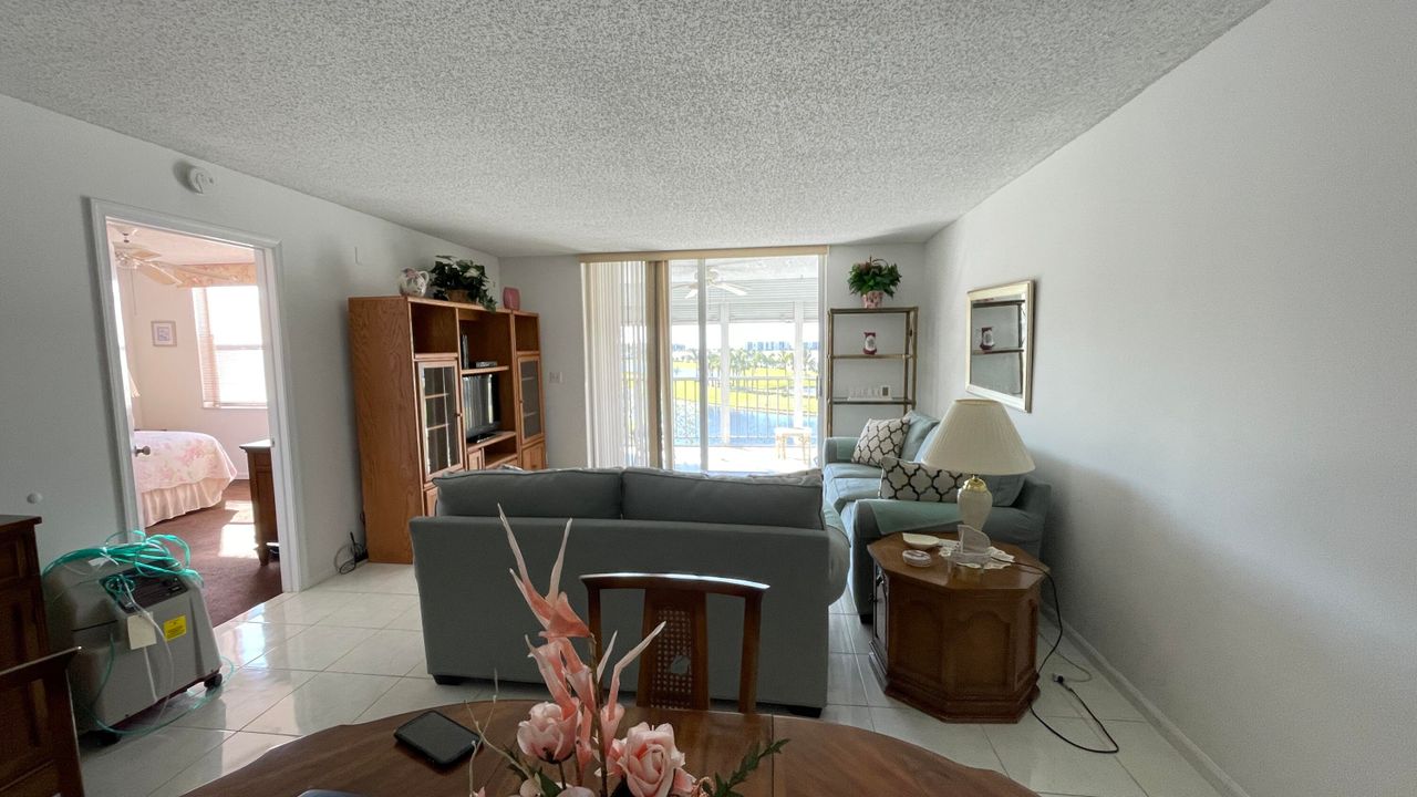 Active With Contract: $198,000 (2 beds, 2 baths, 1060 Square Feet)