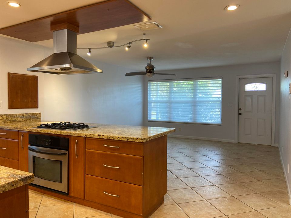 Active With Contract: $3,195 (3 beds, 2 baths, 1230 Square Feet)