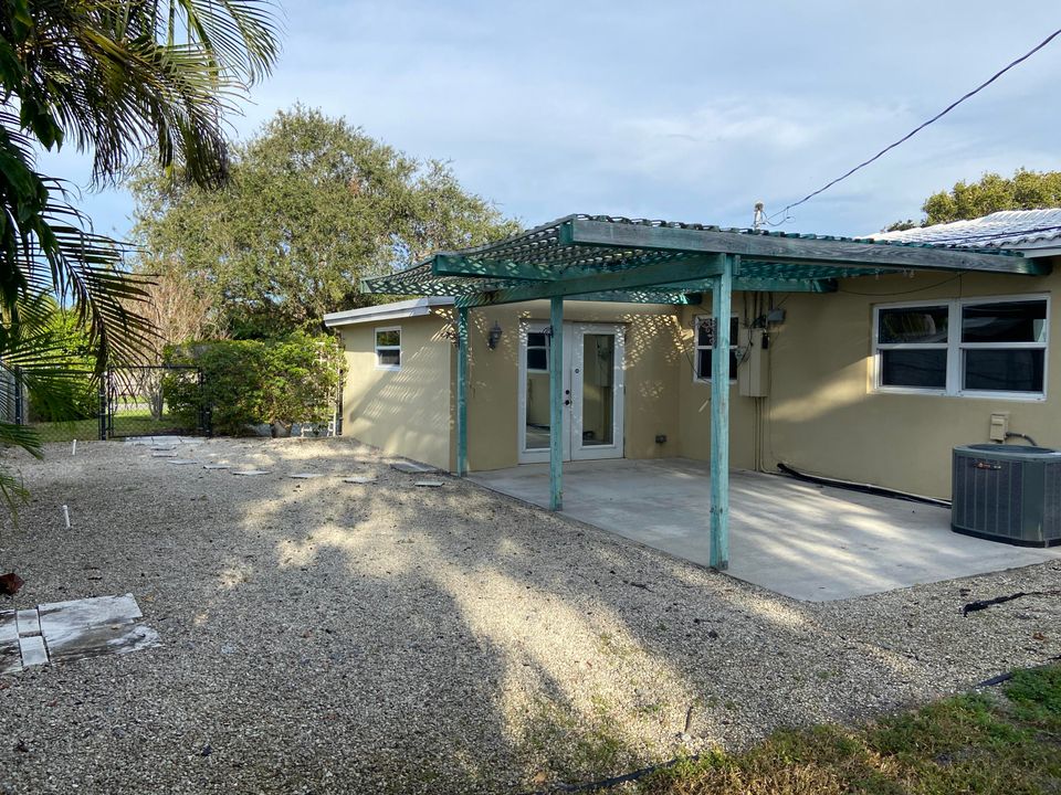 Active With Contract: $3,195 (3 beds, 2 baths, 1230 Square Feet)