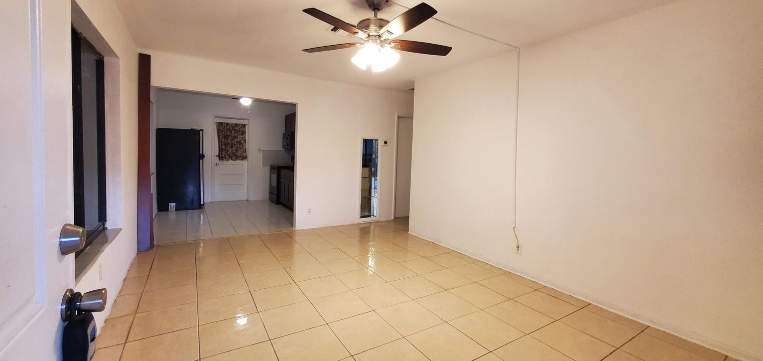 Active With Contract: $2,100 (2 beds, 1 baths, 900 Square Feet)