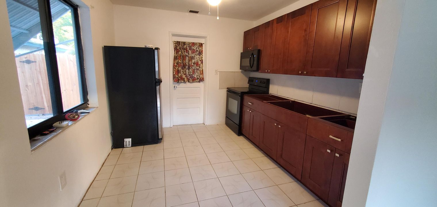 Active With Contract: $2,100 (2 beds, 1 baths, 900 Square Feet)