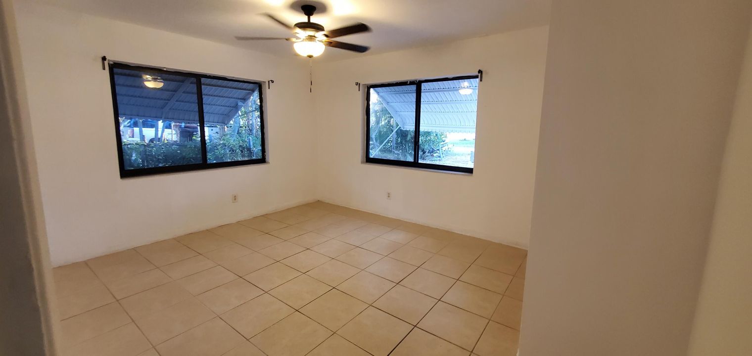 Active With Contract: $2,100 (2 beds, 1 baths, 900 Square Feet)