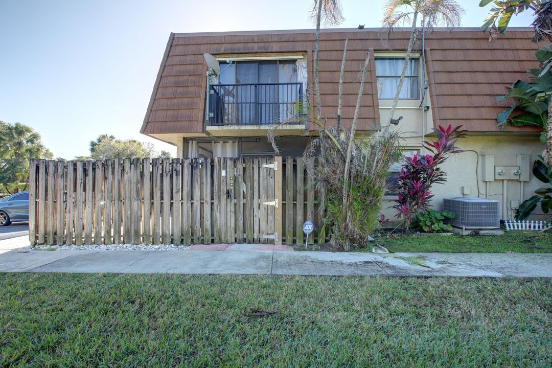 Active With Contract: $2,600 (3 beds, 2 baths, 1570 Square Feet)