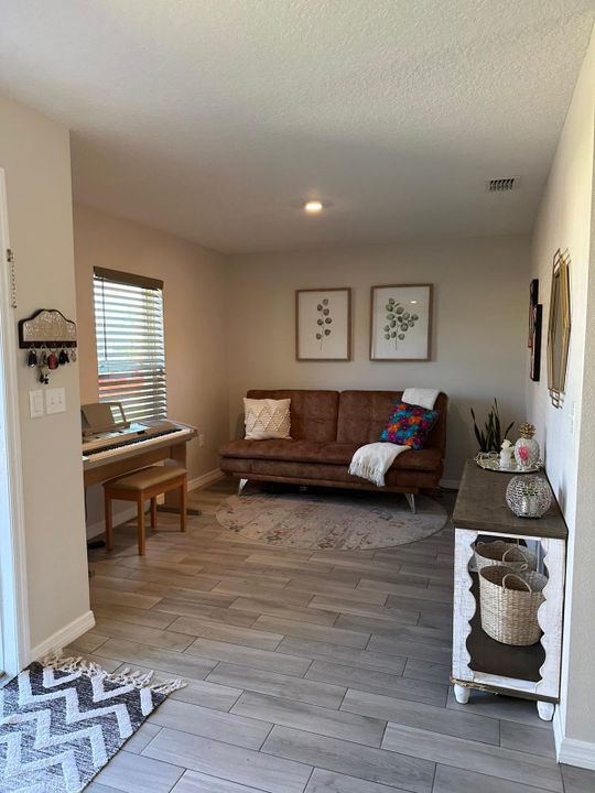 Active With Contract: $2,750 (3 beds, 2 baths, 1562 Square Feet)