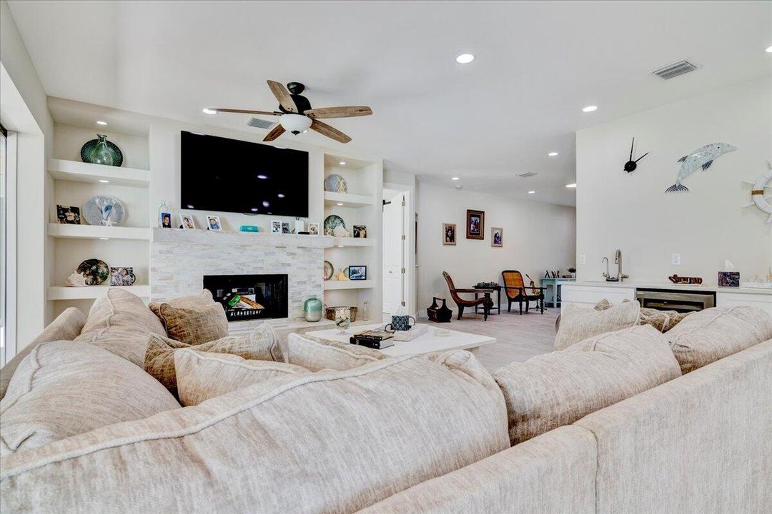 Recently Sold: $2,000,000 (3 beds, 3 baths, 2526 Square Feet)