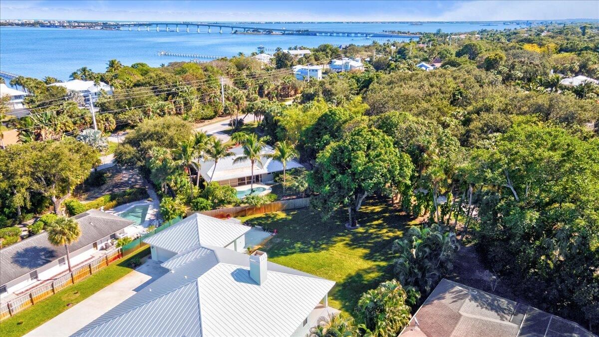 Recently Sold: $2,000,000 (3 beds, 3 baths, 2526 Square Feet)