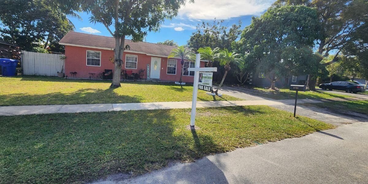 Recently Sold: $370,000 (3 beds, 2 baths, 1377 Square Feet)