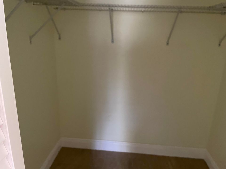 Active With Contract: $1,800 (1 beds, 1 baths, 689 Square Feet)