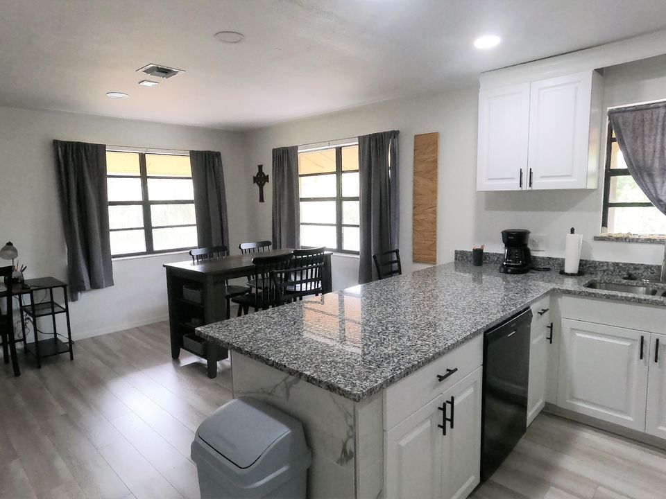 Active With Contract: $1,800 (1 beds, 1 baths, 965 Square Feet)