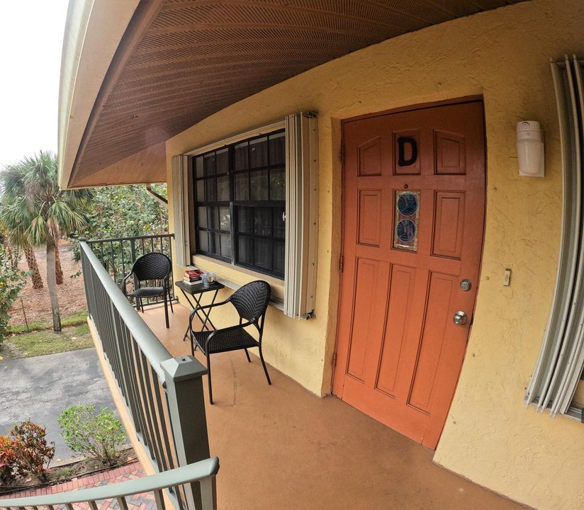Active With Contract: $1,800 (1 beds, 1 baths, 965 Square Feet)