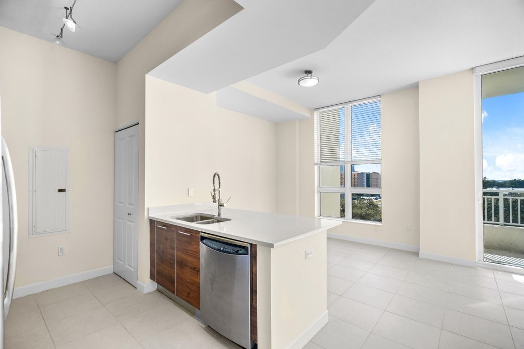 Active With Contract: $345,000 (1 beds, 1 baths, 614 Square Feet)