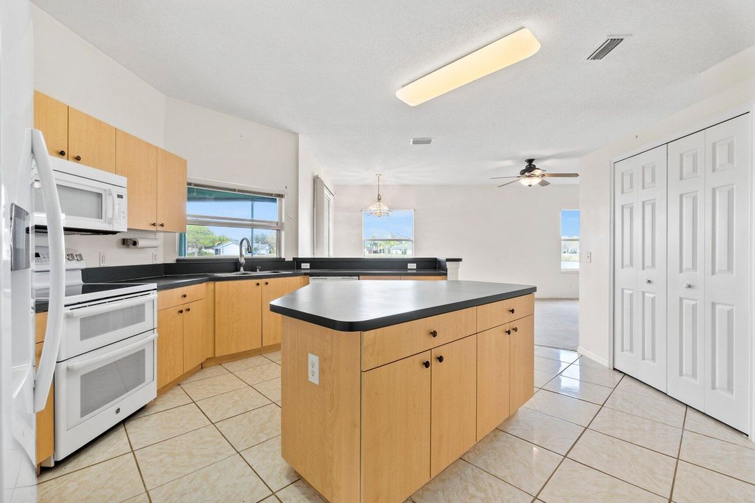 Active With Contract: $366,000 (3 beds, 2 baths, 2364 Square Feet)