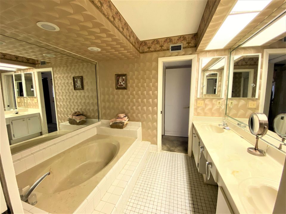 合同活跃: $210,000 (3 贝兹, 2 浴室, 2000 平方英尺)