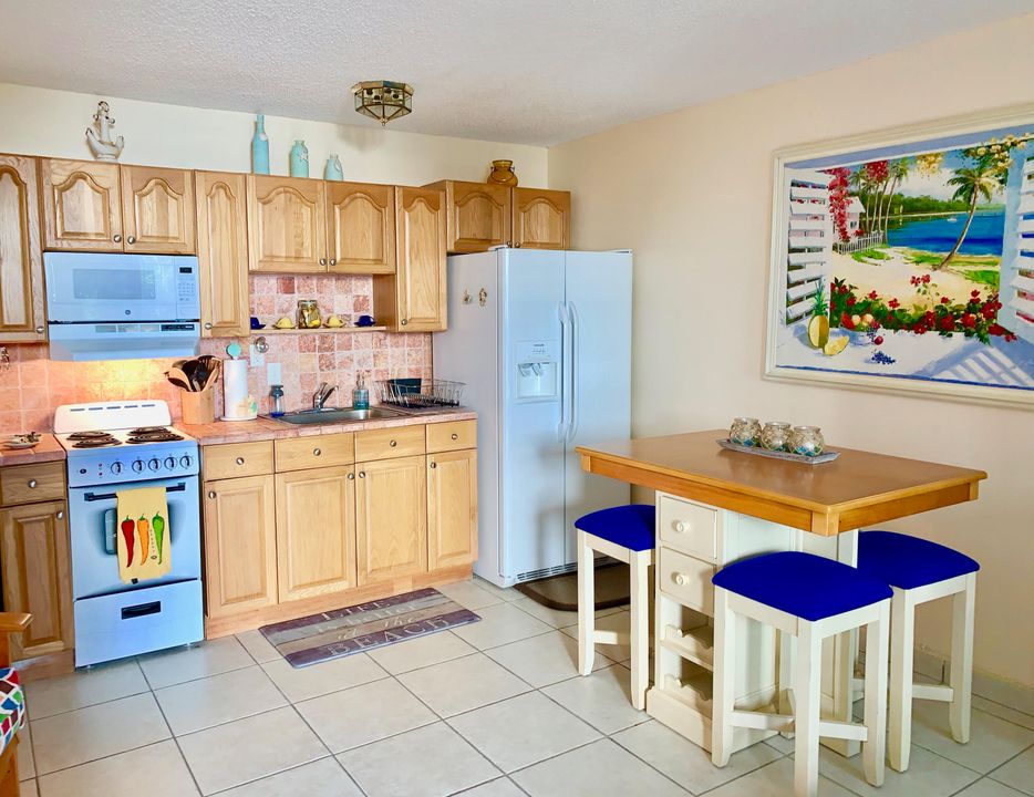 Active With Contract: $1,700 (1 beds, 1 baths, 564 Square Feet)