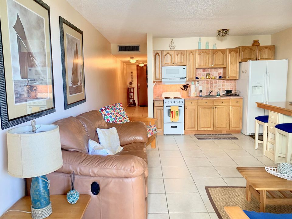 Active With Contract: $1,700 (1 beds, 1 baths, 564 Square Feet)