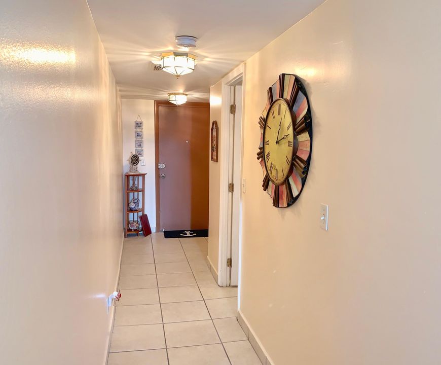Active With Contract: $1,700 (1 beds, 1 baths, 564 Square Feet)