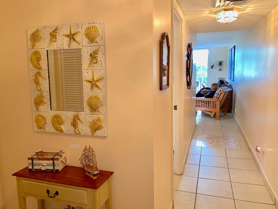 Active With Contract: $1,700 (1 beds, 1 baths, 564 Square Feet)