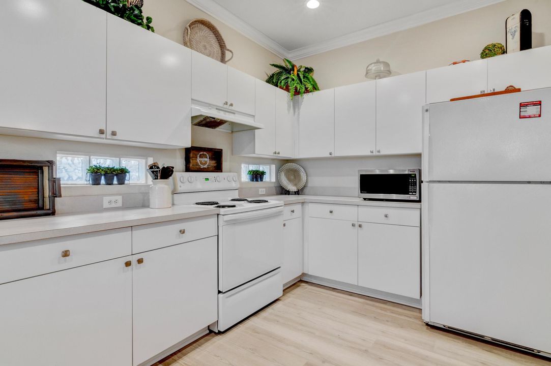 Active With Contract: $319,900 (2 beds, 2 baths, 1643 Square Feet)