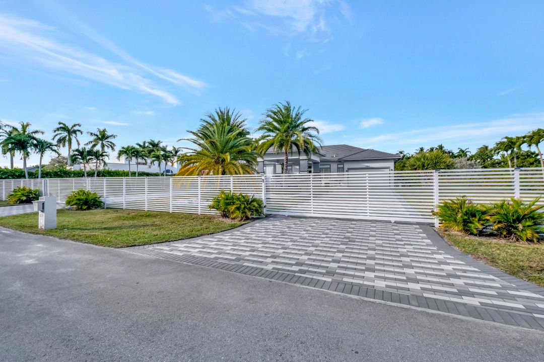 Recently Sold: $1,900,000 (4 beds, 3 baths, 2436 Square Feet)
