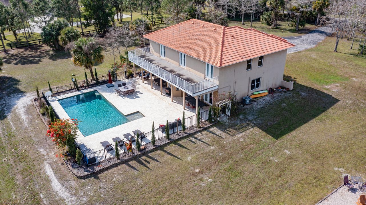 Vendido Recientemente: $1,075,000 (4 camas, 3 baños, 3286 Pies cuadrados)