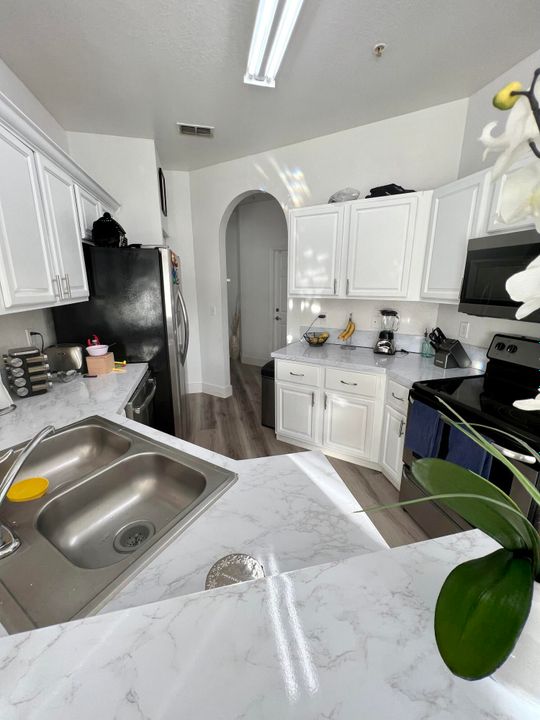 Active With Contract: $2,500 (3 beds, 2 baths, 1309 Square Feet)