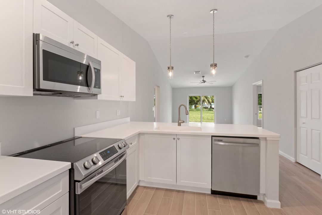 Active With Contract: $370,000 (3 beds, 2 baths, 1128 Square Feet)