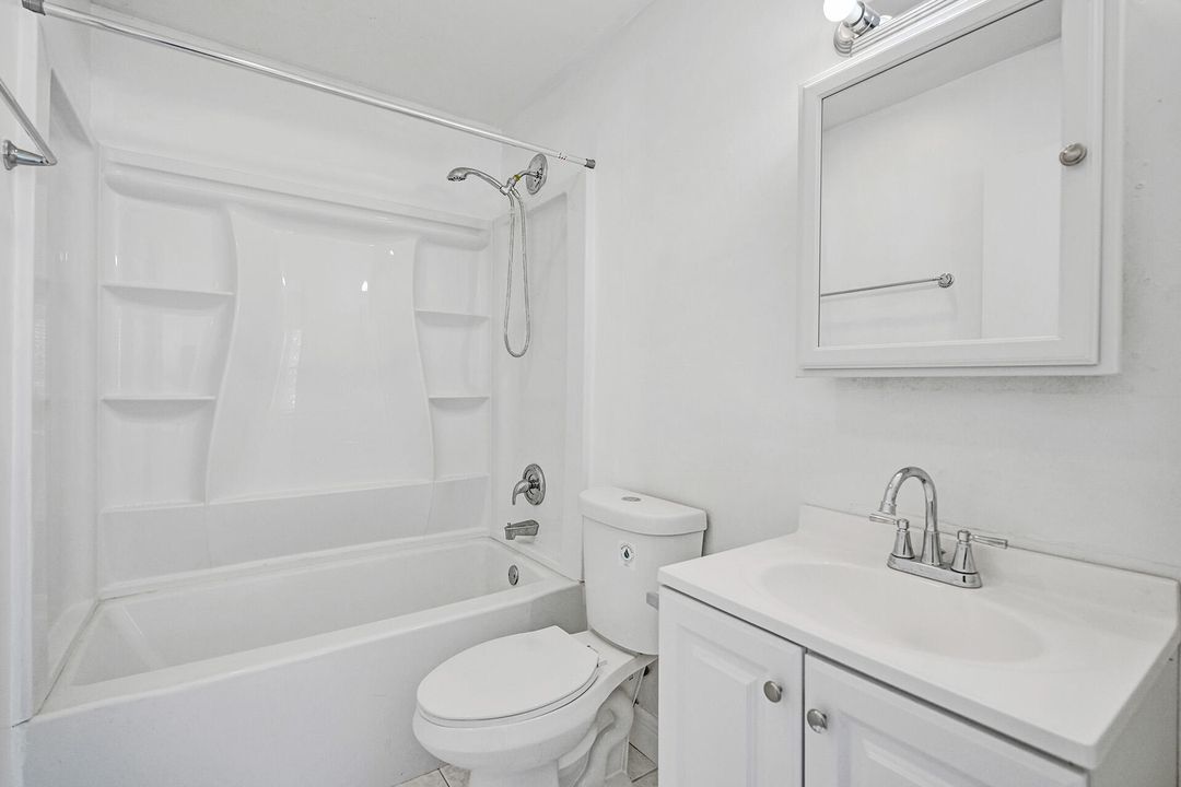 Active With Contract: $2,000 (2 beds, 2 baths, 994 Square Feet)