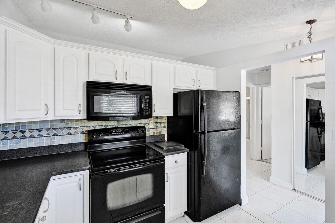 Active With Contract: $2,000 (2 beds, 2 baths, 994 Square Feet)