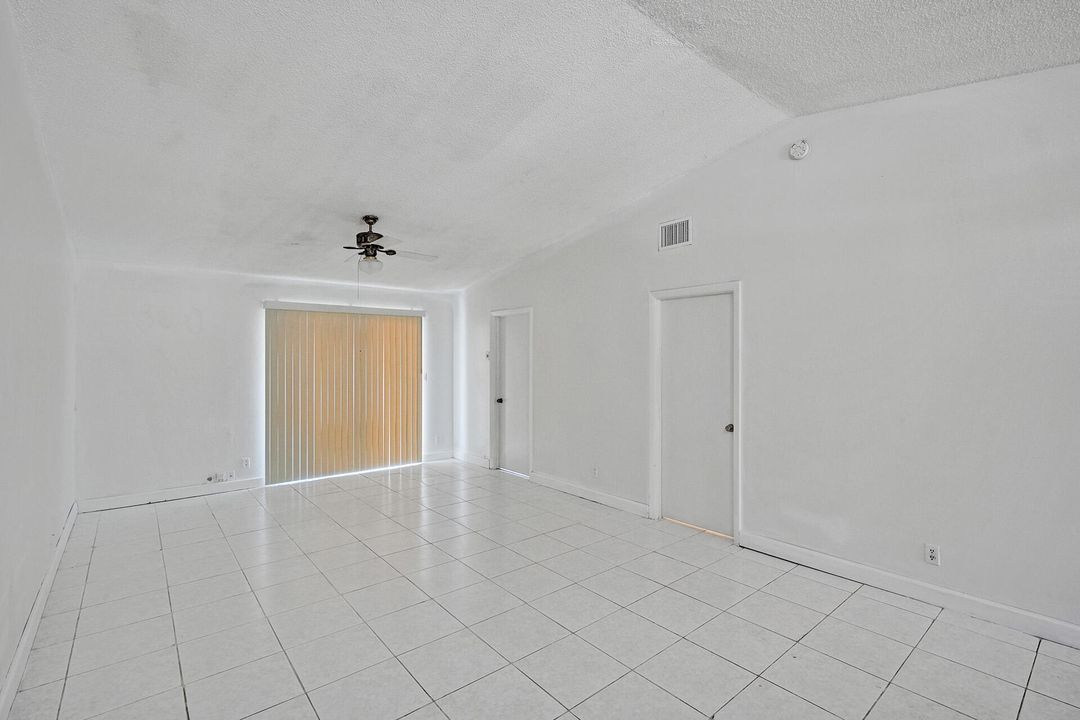 Active With Contract: $2,000 (2 beds, 2 baths, 994 Square Feet)