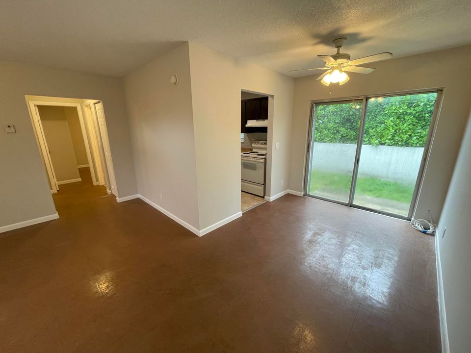 Active With Contract: $1,625 (2 beds, 1 baths, 700 Square Feet)