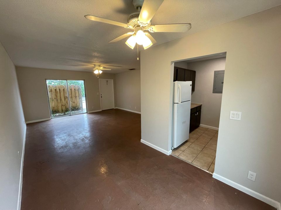 Active With Contract: $1,625 (2 beds, 1 baths, 700 Square Feet)