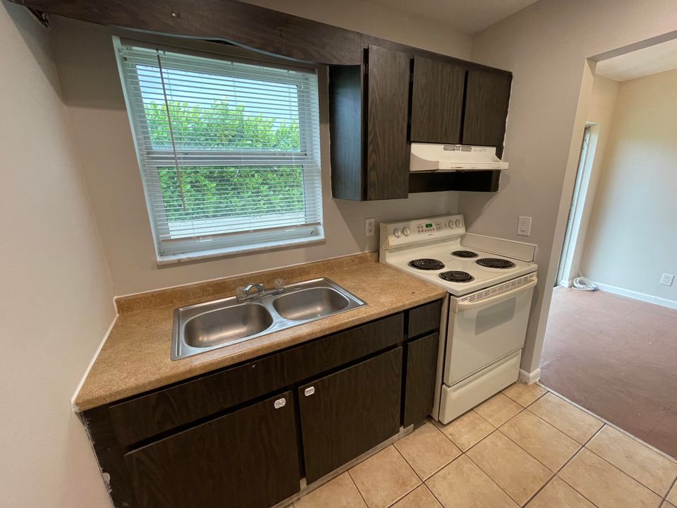 Active With Contract: $1,625 (2 beds, 1 baths, 700 Square Feet)